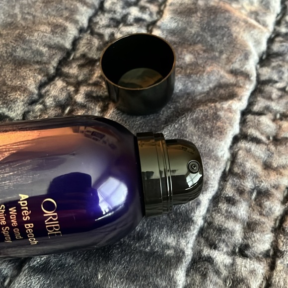 New Oribe Apres Beach Wave and Shine Spray - Wet or Dry Hair - Lg Size - 8.4 oz - Picture 3 of 3
